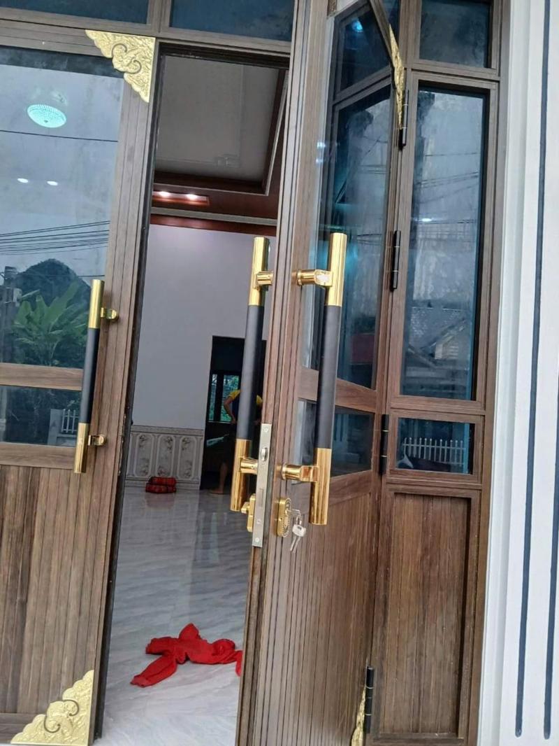 Product Introduction of Tay nắm cửa tròn màu đen đầu màu vàng, bằng inox đế lệch tâm Windragon  lắp cửa kính cường lực ,cửa nhôm hệ thủy lực và gỗ mẫu hót 2024 1