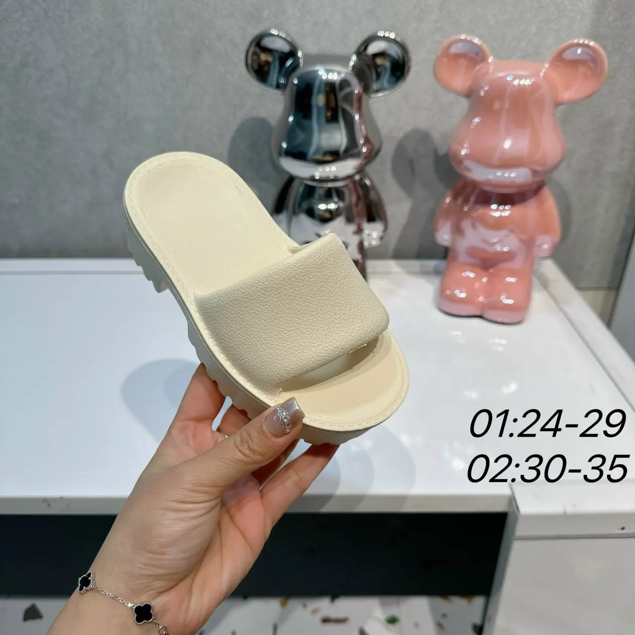 Dép bánh mỳ cho bé va mẹ . Bé đặt lùi 2sz . Mẹ chân gầy chuẩn sz chân mập tăng 1 sz . Đúc liền khối . Đế k bai k nhão k ngấm nước. Nhẹ, êm