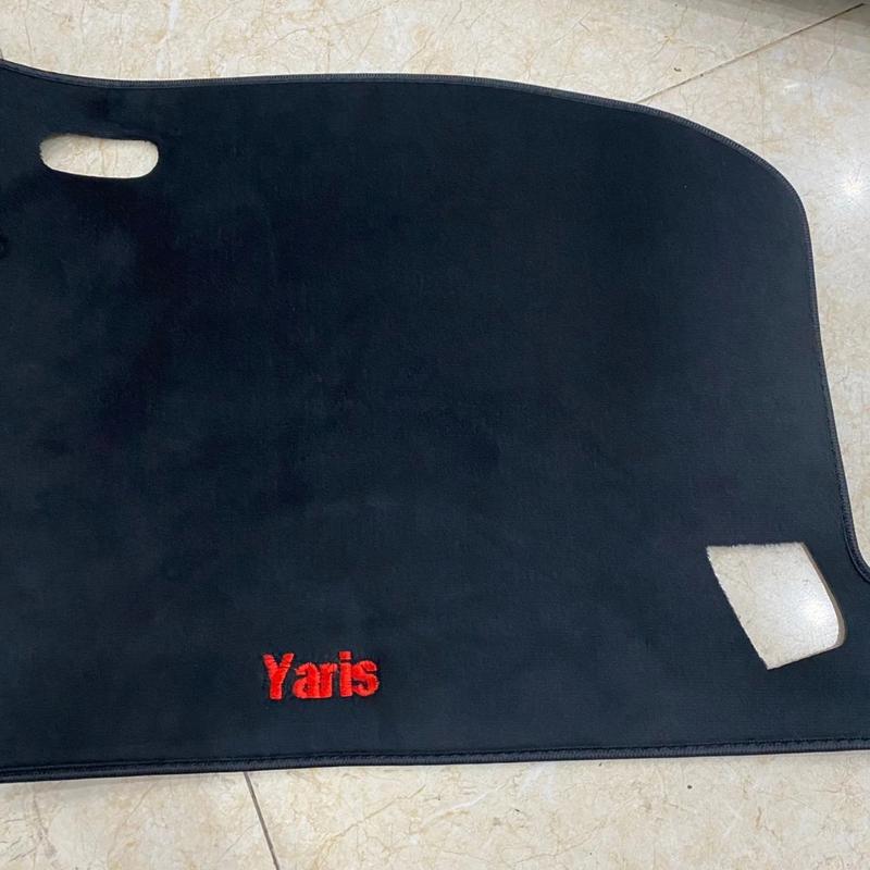 Thảm taplo Yaris Cross 2023 2024 2025 màu đen đế chống trượt có 2 chất liệu da và nhung quý khách vui lòng chọn phía dưới