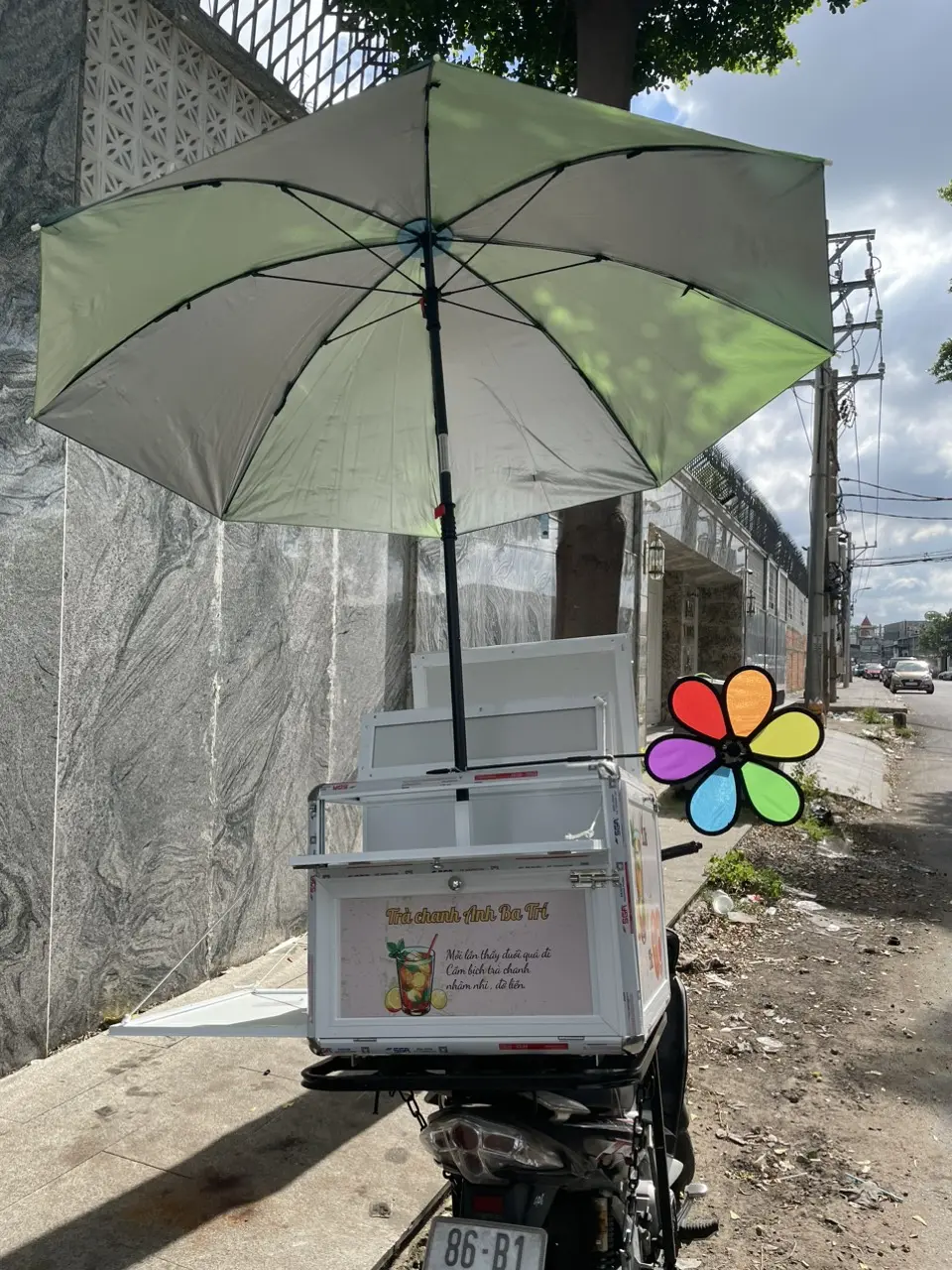 Thùng cafe lưu độngSử dụng để bán cafe, trà chanh, các loại đồ ăn vỉa hè. Tiện lợi, an toàn, hạn chế các tình trạng bị các sếp rượt đuổi, tịch thu xe. Thùng nhỏ gọn,  60x50x45 trắng sữa
