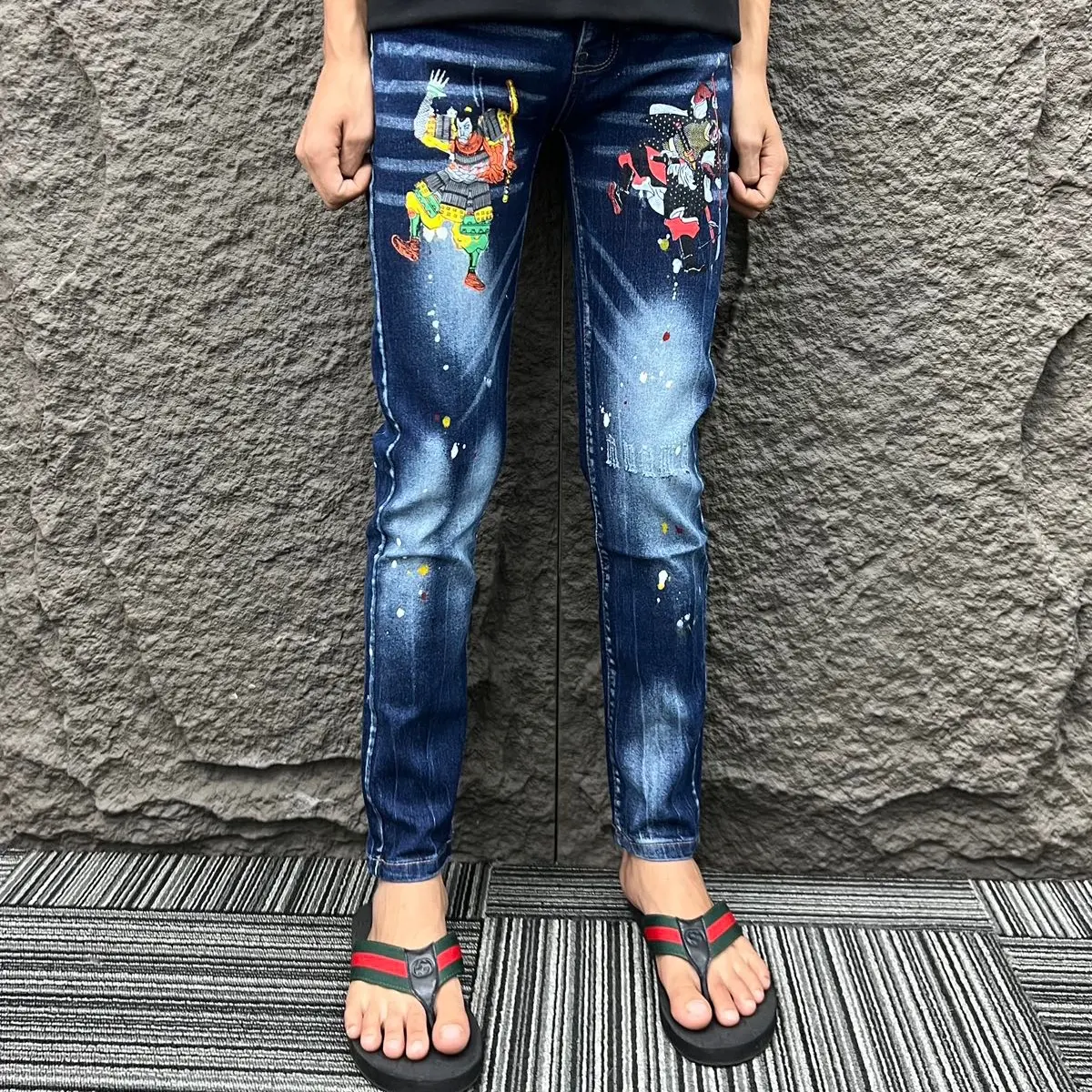 Quần jeans xanh in hình nhật cổ  vẩy sơn nhẹ dành cho nam