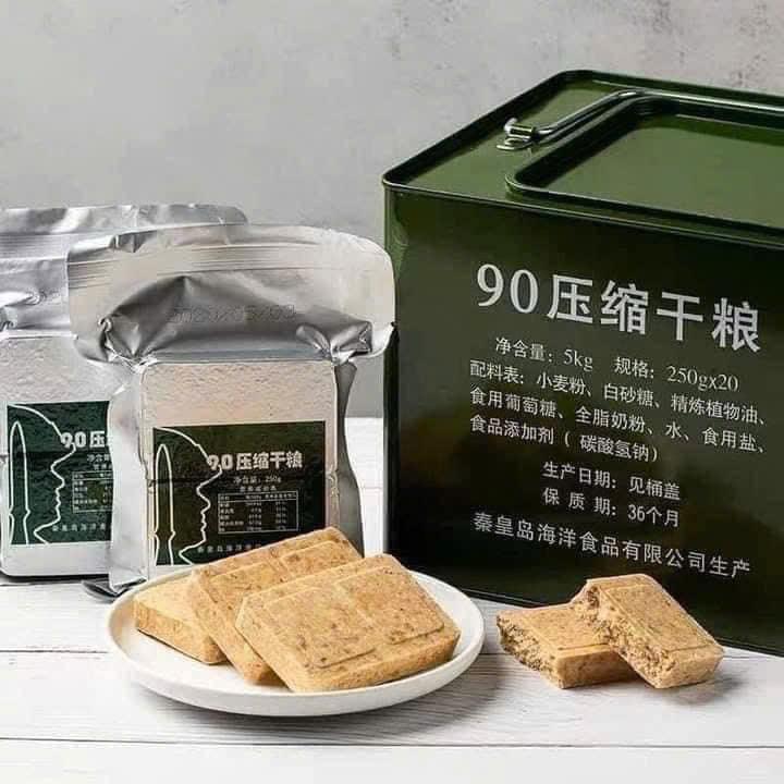 ￼(Hot) 4 kg lương khô quân đội Trung quốc thùng sắt hàng Chính hãng. 20 Gói/Thùng, lương khô cao cấp lương  khô cookie