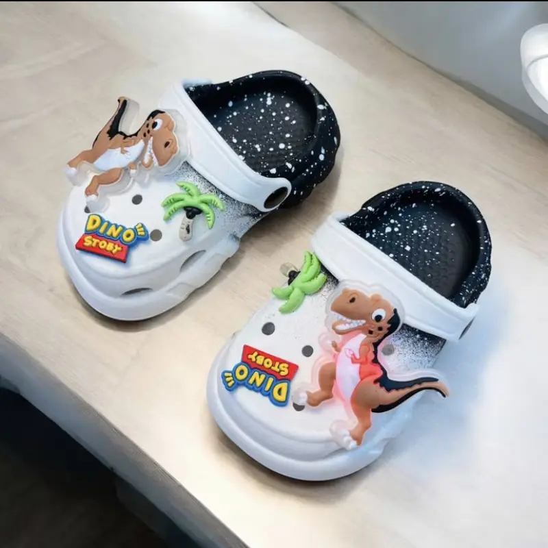 FOM NHỎ (CÓ ĐÈN) Dép sục Khủng Long vẩy sơn có đèn mềm nhẹ êm chân cho bé Dino Story siêu đẹp MONKIDS-2024 1