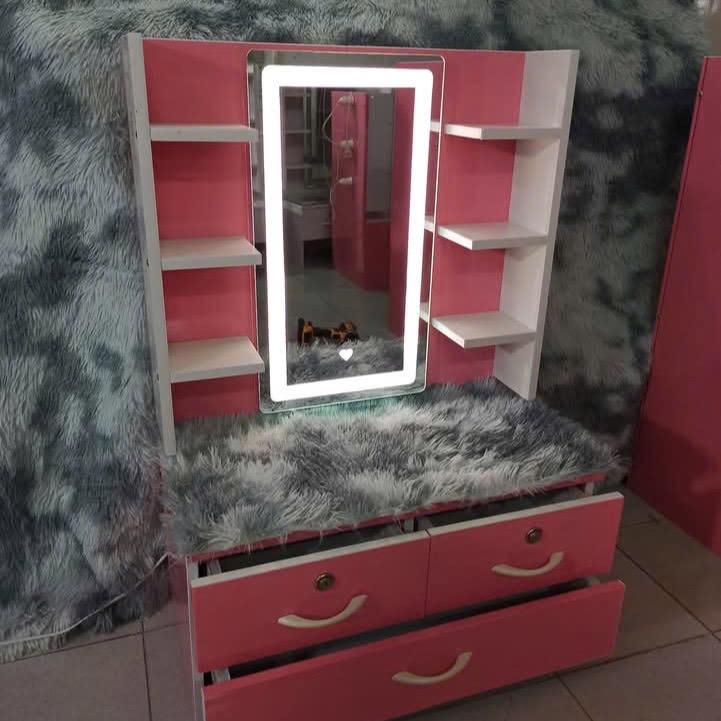Bàn trang điểm mặt bàn trãi thảm 2