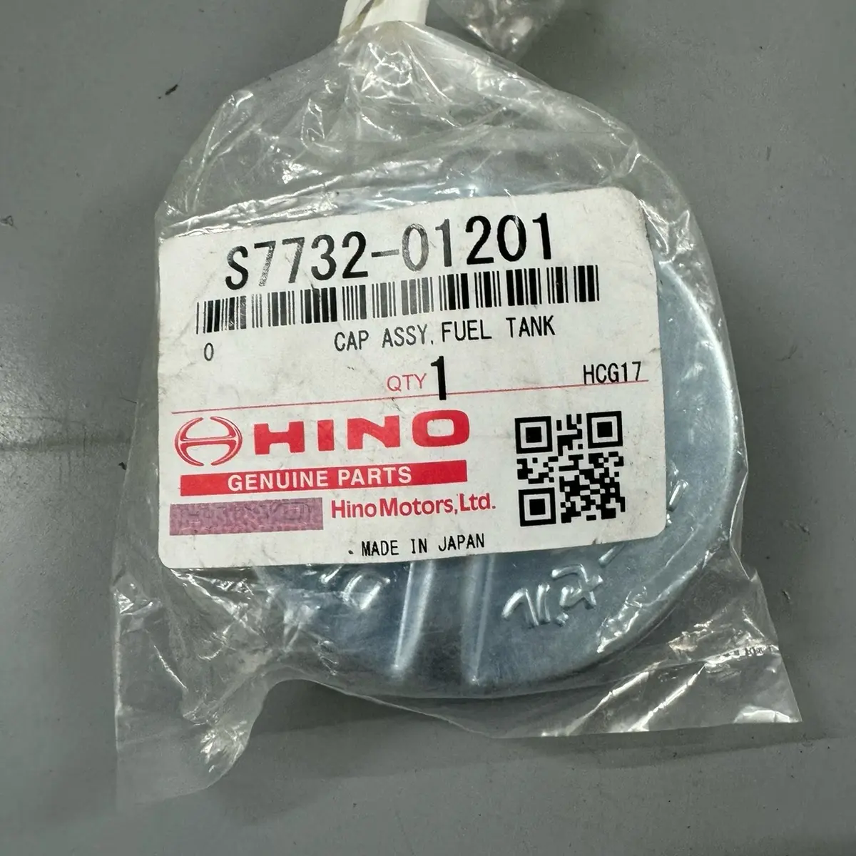 Nắp bình dầu xe tải HINO serri300 không có khoá, phù hợp cho các dòng xe tải XZU tải trọng từ 5 tấn trở xuống, tiêu chuẩn khí thải E3 và E4 Sản phẩm được nhập khẩu và cung cấp bởi nhà máy HINO motor, bảo hành chính hãng tại các Đại lý trên toàn quốc