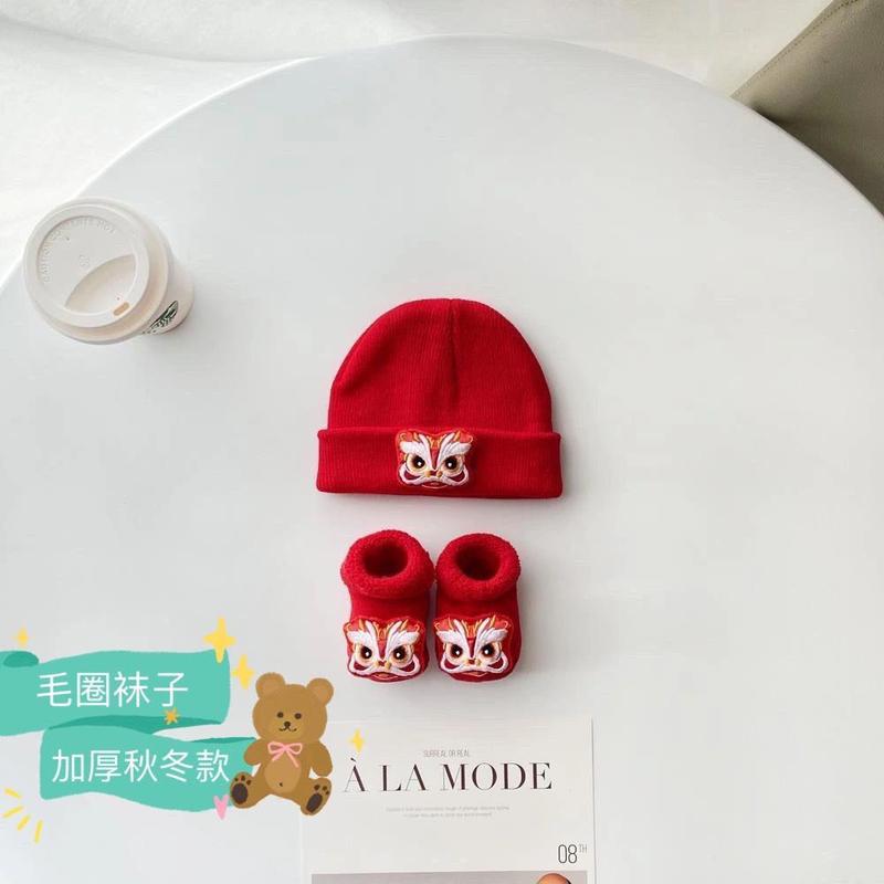 Product Introduction of Bộ Mũ Len Và Tất Cho Em Bé Màu Đỏ, Thích Hợp Cho Mùa Thu Và Mùa Đông, Dệt Kim Dày, Cho Bé Trai Và Bé Gái, Thích Hợp Cho Trẻ Sơ Sinh Tháng Nhỏ 2