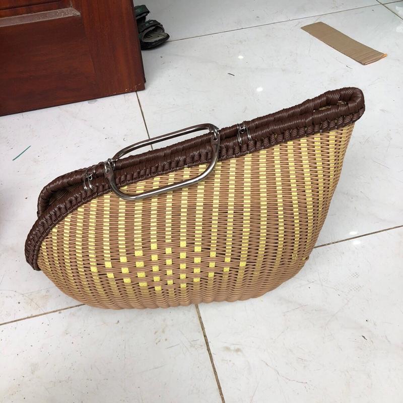 Giỏ sợi nhựa cao cấp dùng cho gà chọi màu nâu rêu màu kem