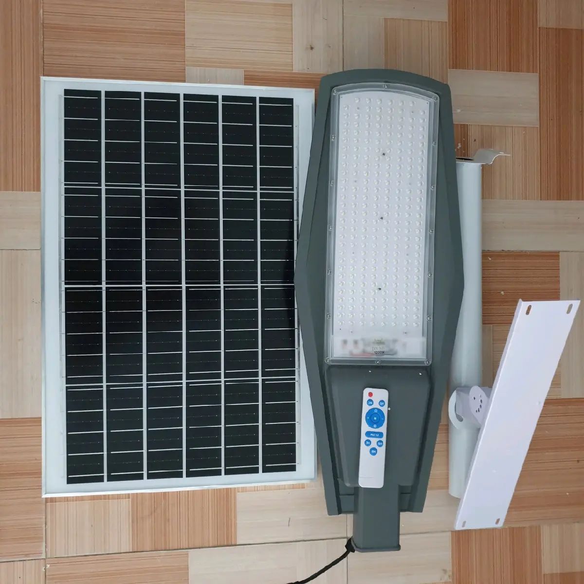 1200W mẫu phi thuyền với giá dùng thử. chuyên đèn đường lộ, sân vườn, bến bãi độ phũ cao, ánh sáng trắng ấm dịu mắt.