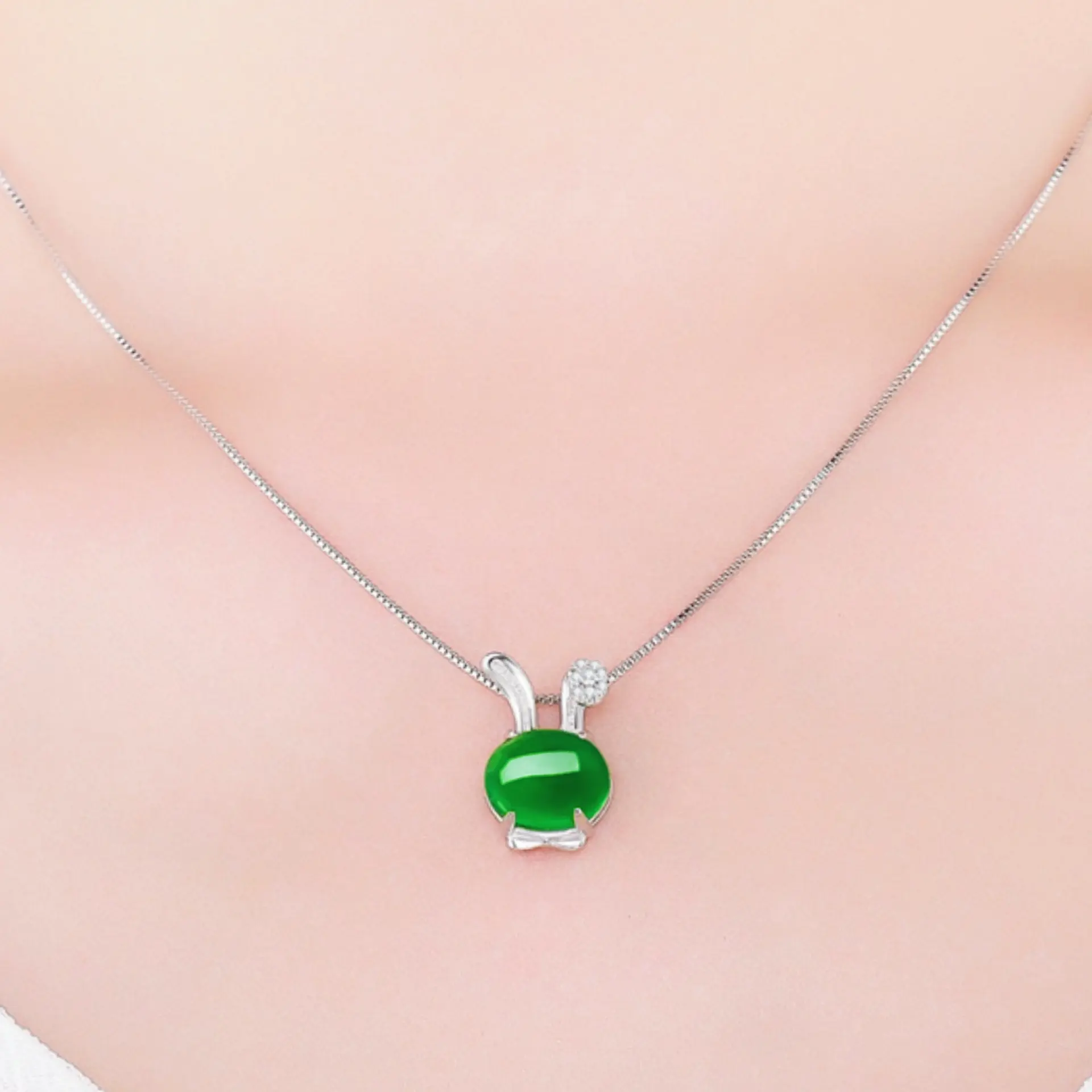 White Gold Plated Inlaid Emerald Rabbit Pendant Ross Quartz Green Agate Platinum Rabbit Pendant Necklace Cute Rabbit Pendant Female Clavicle Chain