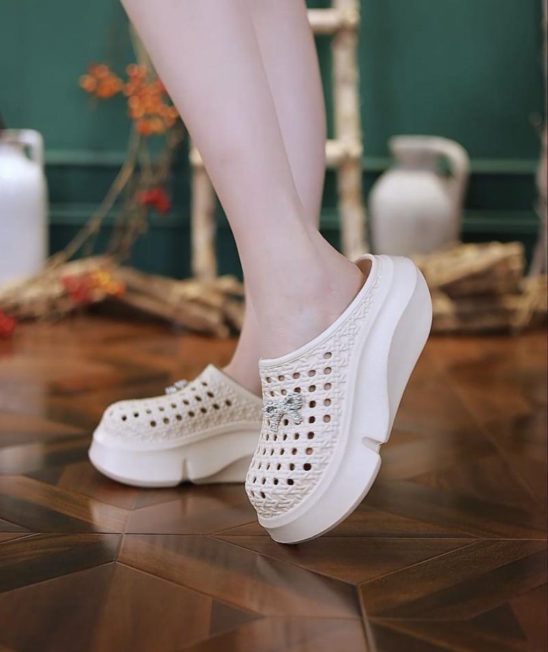 Product Introduction of Giày Tăng Chiều Cao, Bán Chạy Cho Mùa Lò Xo Và Mùa Hè, Đế Dày 7Cm, Siêu Nhẹ, Thoải Mái Khi Bước, Thời Trang, Thiết Kế Dễ Phối Đồ, Guốc, Phong Cách, Giày Tăng Chiều Cao dép  bùi  trà，Tăng thêm 7cm dép  chữ  h 17