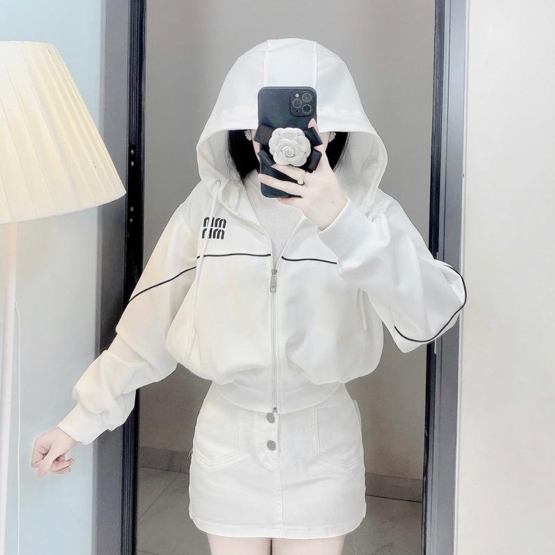 HT003 Áo khoác nữ chất vải UMI 2 da Thêu chữ có mũ to rộng phom Basic năng động - Áo Khoác Hottrend