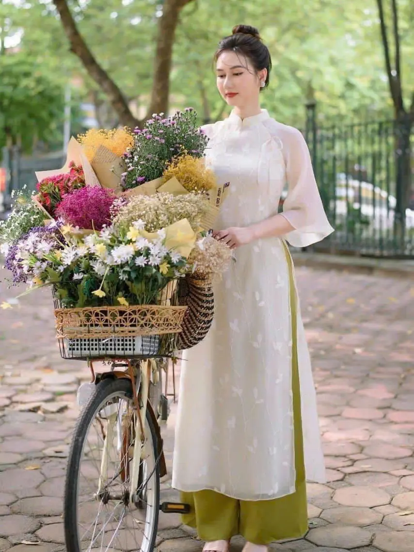 Áo dài HOA PHƯỢNG -Áo dài cách tân tơ thêu mềm màu trắng  sang trọng hiện đại sang trọng cao cấp, form nữ chuẩn, thiết kế  uyển chuyển và thanh thoát của người phụ nữ - Kem, Sen Women Tre