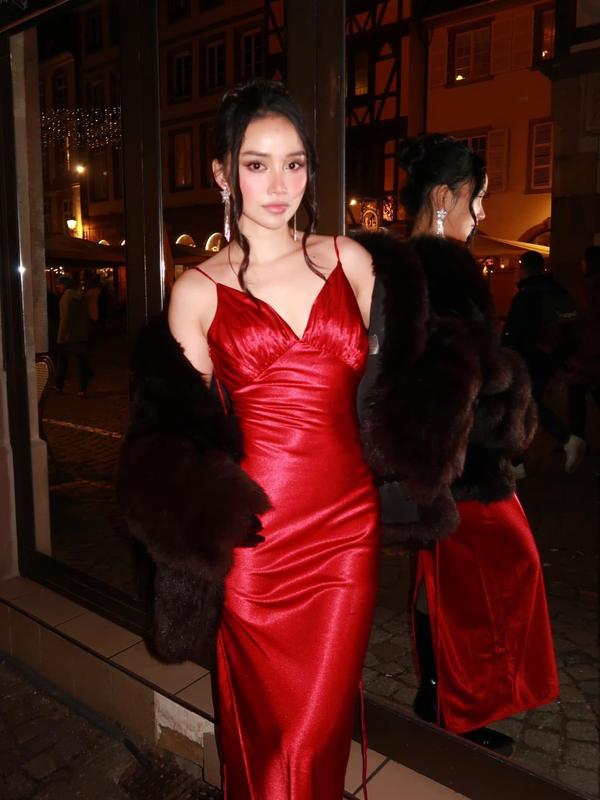 Đầm lụa cổ V lưng đổ dáng dài có dây buộc Queen