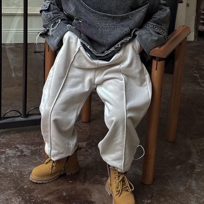 QUẦN NỈ CHO BÉ TRAI MÀU TRẮNG GHI NHẠT ĐỤC CÓ CHUN Ở GẤU QUẦN MẶC 2 DÁNG XUÔNG VÀ BO GẤU