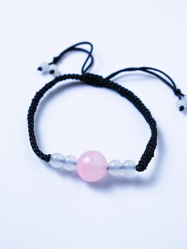 Vòng tay đá phong thủy dạng thạch anh hồng biểu tượng cho tình yêu