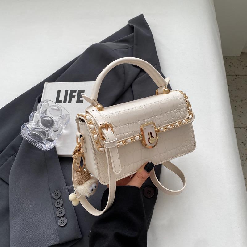  SIZE:20X12X7   Xinyi Bag Mẫu tết Túi Xách Nữ Đeo Chéo Hình Hộp Da Viền Dây Xích Kèm Gấu Bông Đi Tiệc Đi Chơi Phong Cách Hàn Quốc 2023_Quảng Châu Bag Kem tui  qc 