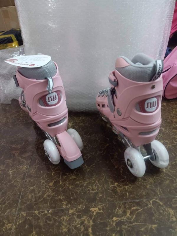 Product Introduction of Tặng bảo vệ . Giày patin trẻ em Sway phát sáng chuyển 3 bánh giúp con thăng bằng dễ dàng tập đi. Tặng bảo vệ chân tay 6 chi tiết và túi đựng giày mang tiện lợi.. 34