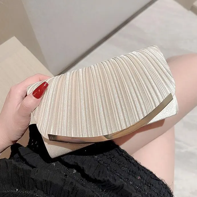 Clutch nữ vải nhún kèm quai xích đeo chéo sang chảnh BAG U CNH16 Kem Women Nhung 5