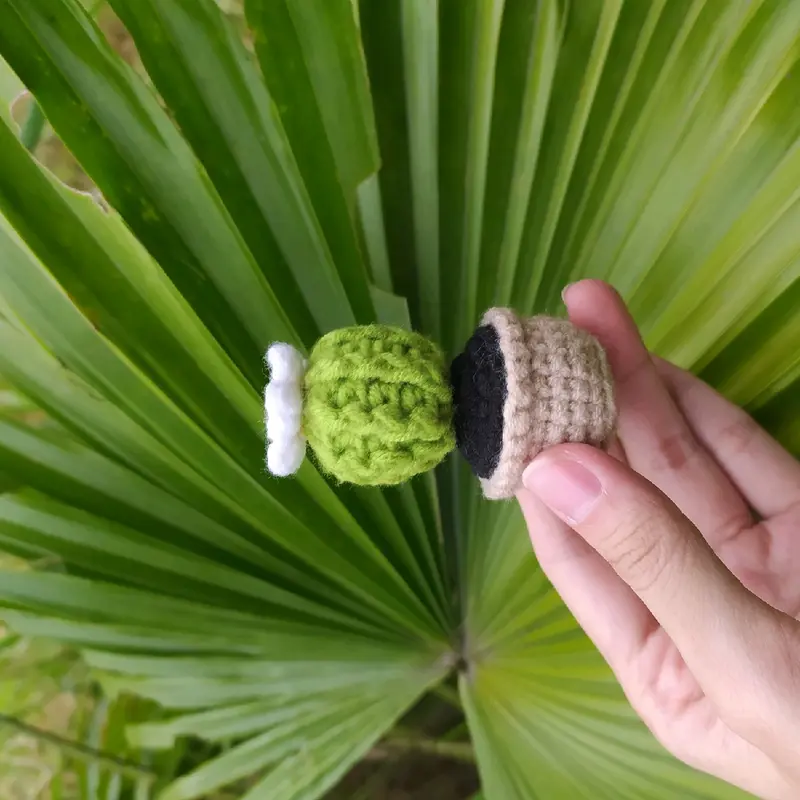 Móc khoá hình chậu xương rồng nở hoa bằng len handmade 1