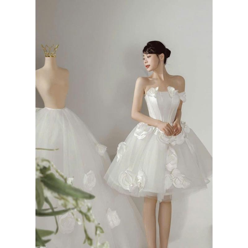 Đầm trắng đi bàn cô dâu cúp tùng xòe đính hoa Deli
