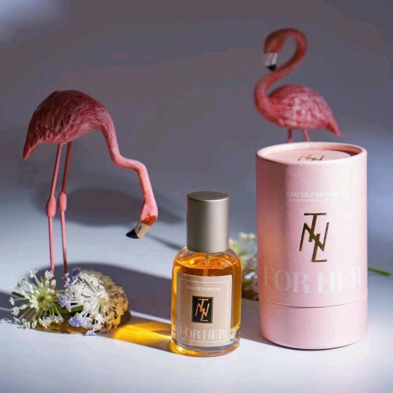 FOR HER "NỮ TÍNH".                                                 là sự kết hợp mang đến sự bùng nổ của tinh dầu cam quýt , lý chua đen và lá cam tạo nên sự nữ tính sang trọng và tươi mới. 0