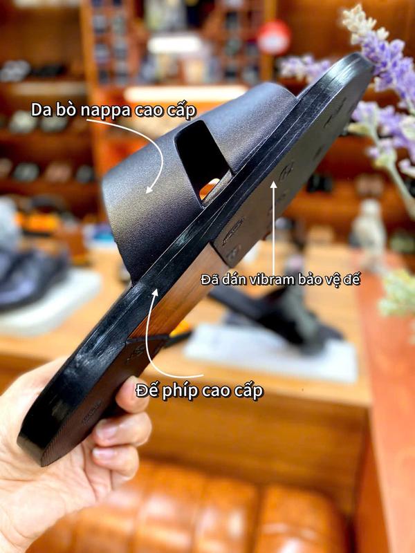 DÉP NAM QUAI NGANG ĐEN TRƠN - DA BÒ THÂT -ĐẾ PHÍP GỖ ĐÃ DÁN BẢO VỆ ĐẾ | Dép được làm thủ công mang đến độ thẩm mỹ và độ bền cao nhất. Chất liệu da bò thật quai da - lót da đã dán sẵn vibram bảo vệ đế. HỖ TRỢ ĐỔI SIZE NẾU KHÁCH MANG KHÔNG VỪA. Đế Bằng
