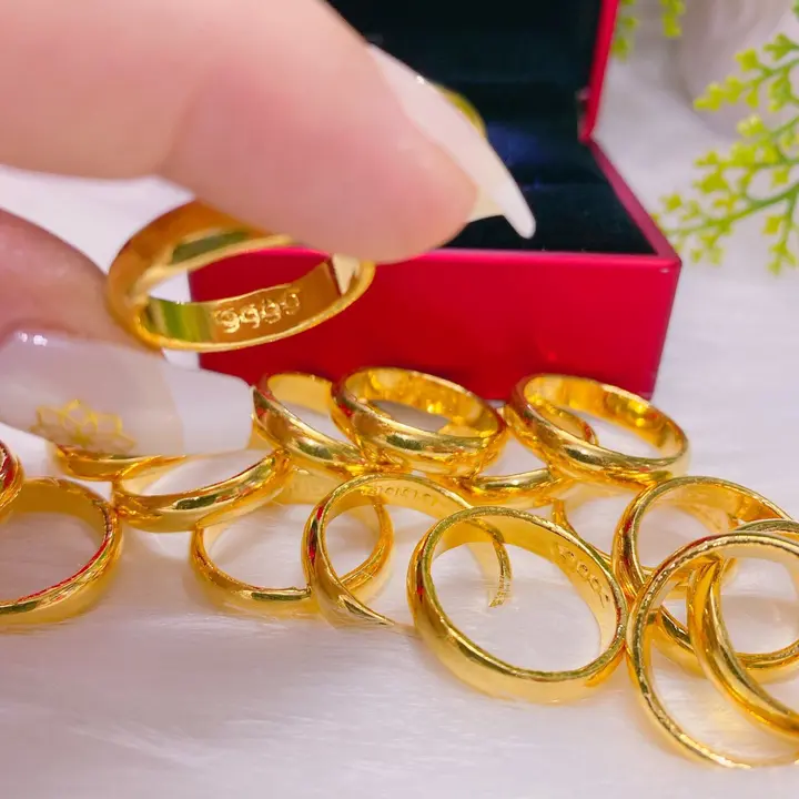 Nhẫn trơn 2 chỉ màu 24 xi cao cấp mẫu mới về siêu bền màu nhẫn có khắc 4 số 9