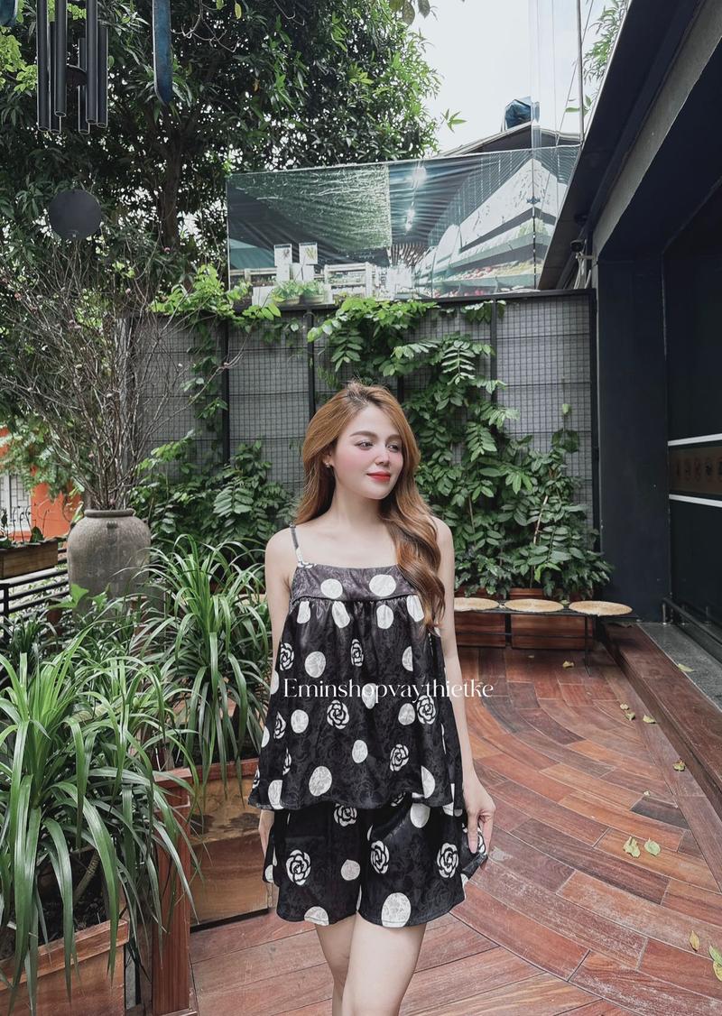 Product Introduction of Bộ lụa hai dây dáng suông rộng. Lụa Hàng Châu mềm mịn mát. Dây áo có tăng đơ điều chỉnh. By Eminshopvaythietke 2