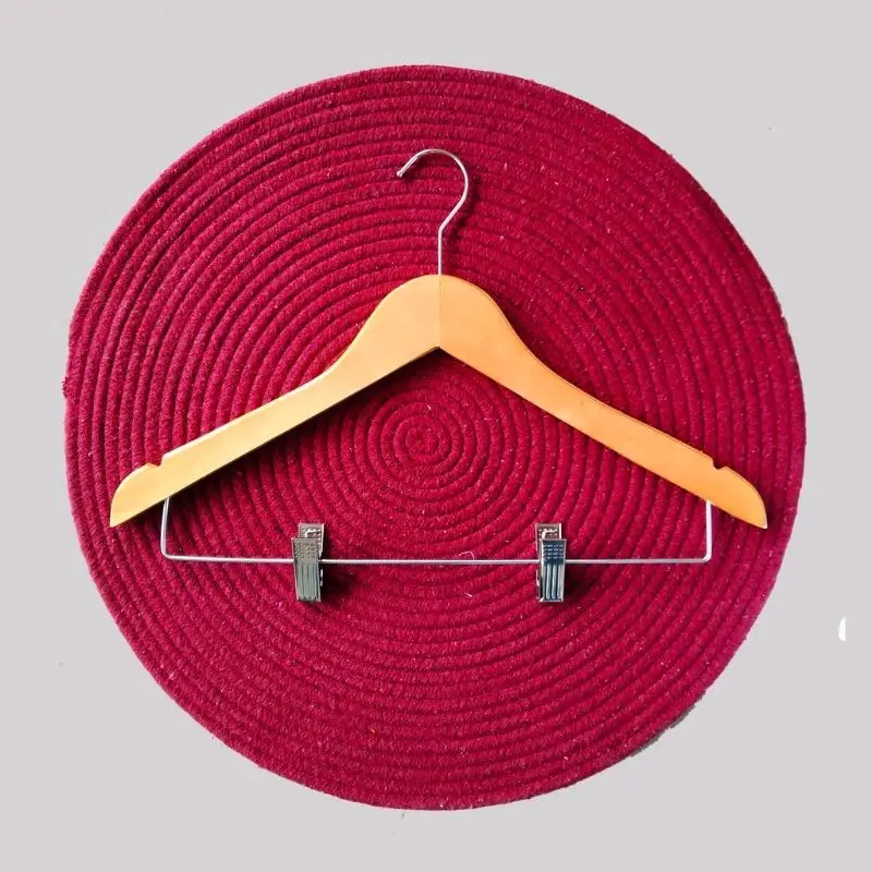 Hanger kayu natural jepit besi
