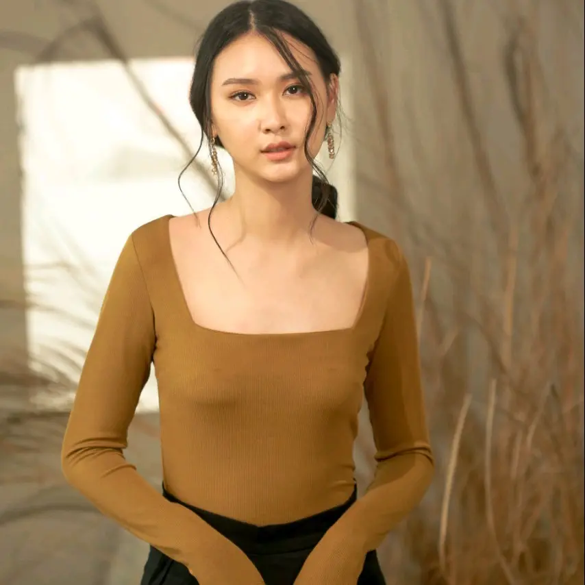 MUKU SQUARE NECK TOP     .