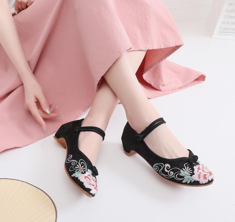 Product Introduction of 2025 New Beijing Traditional Embroidered Shoes Pointed-Toe Retro Mid Heel Cheongsam Shoes Horse-Face Skirt Shoes Ethnic Style Ancient Chinese Clothing Shoes Dancing Shoes 17