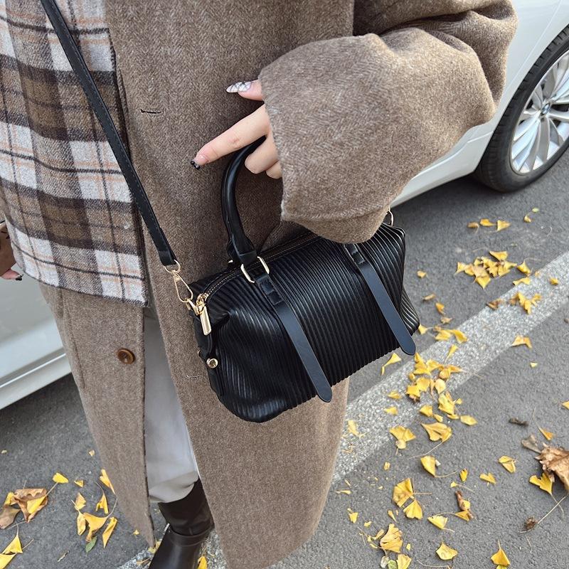 Product Introduction of High-quality Hand-held Bowling Bag Women's Autumn and Winter Simple and Fashionable Shoulder Bag Feeling Messenger Bag Bag 6609-521 23