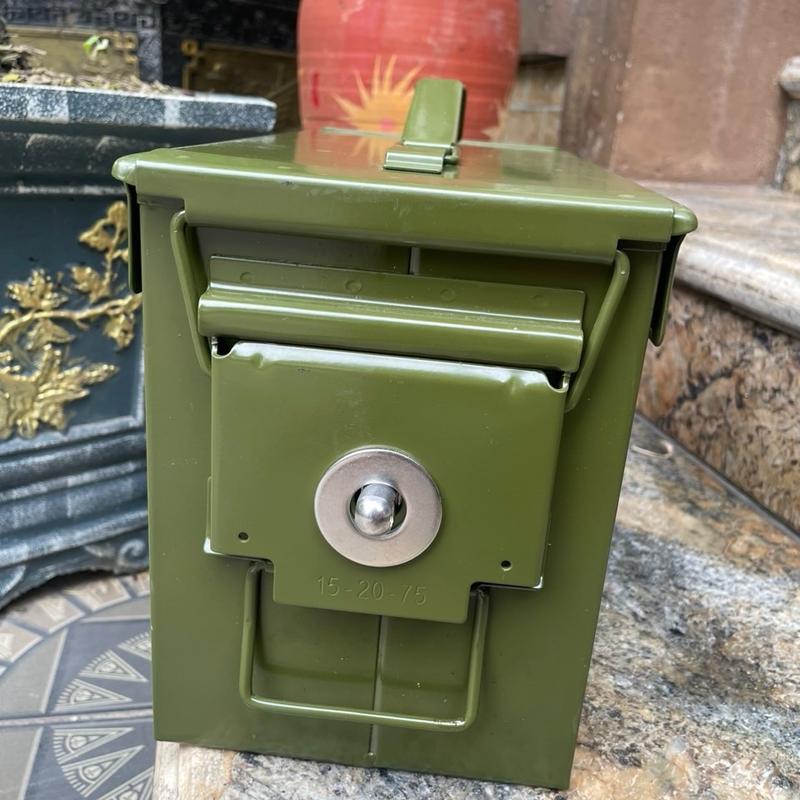 ￼Hộp sắt đựng dụng cụ đa năng 7L gắn sẵn ốc vít để lắp khóa ( không bao gồm khóa chỉ có ốc vít) 3