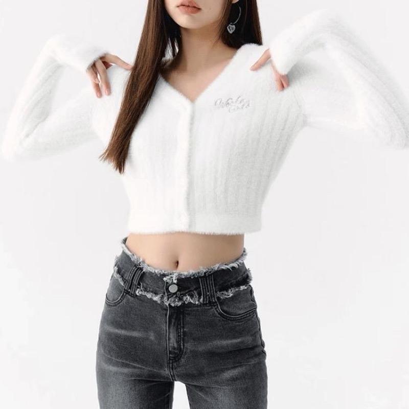 Áo len cardigan lông mềm freesize 4 màu vàng hồng nhạt trắng đen nữ tính phong cách Hàn Quốc thời trang nữ Famos 4