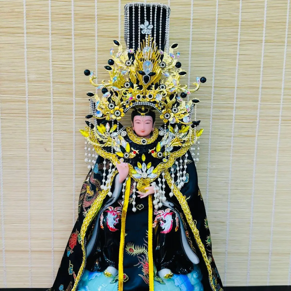 Tượng Diêu Trì Địa Mẫu đá 30cm ( có kèm phất trần)