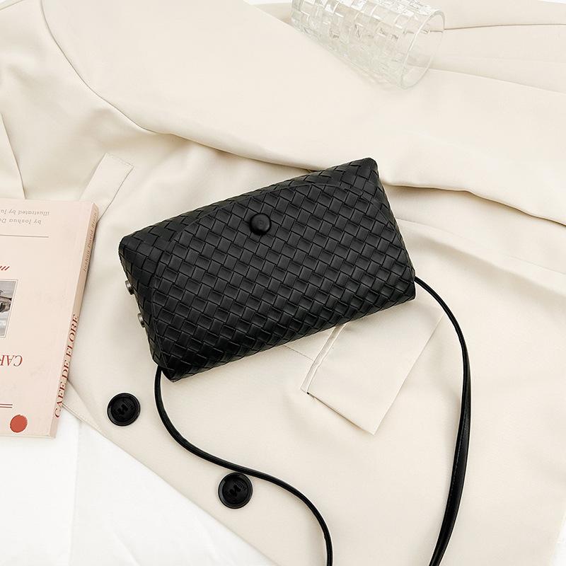 Product Introduction of Women's Shoulder Bag, Niche Design, Fashionable, Classic Retro Style, Sling Bag, Suitable for Spring and Summer, New Arrival Bags Sienna Large 17