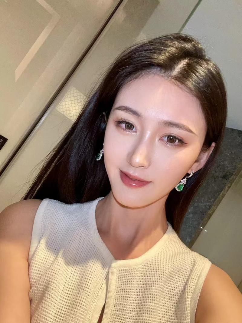 Product Introduction of S925 Silver Inlaid Diamond Green Chalcedony Gourd Ear Hook High-Grade Women's Earrings JU8527 8