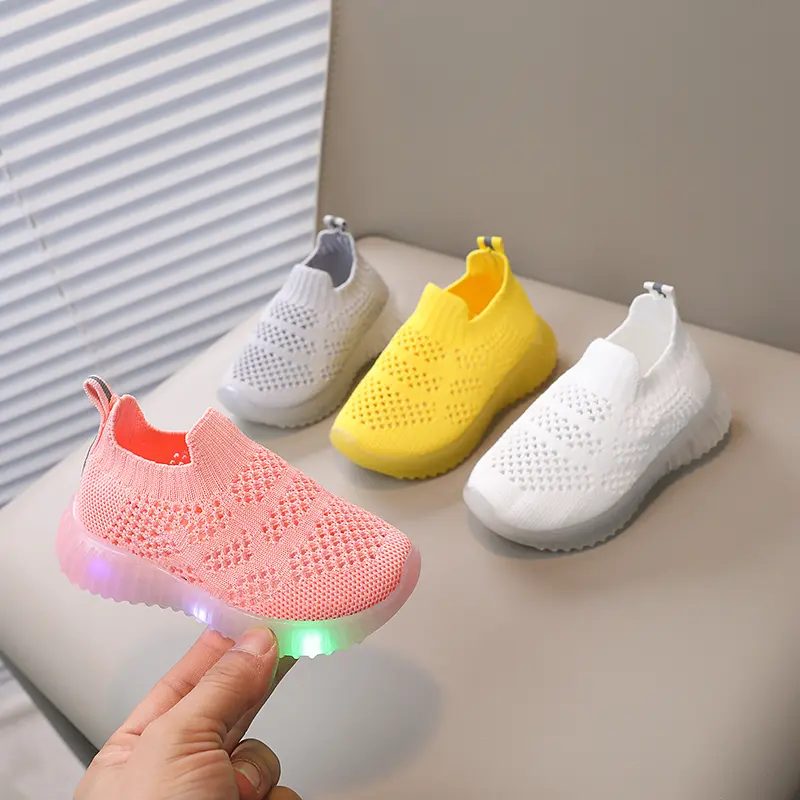 Anak-anak berusia 1-8 tahun slip pada lampu flash sneaker bernapas sepatu sepatu flyknit LED soft bottom non-slip 1