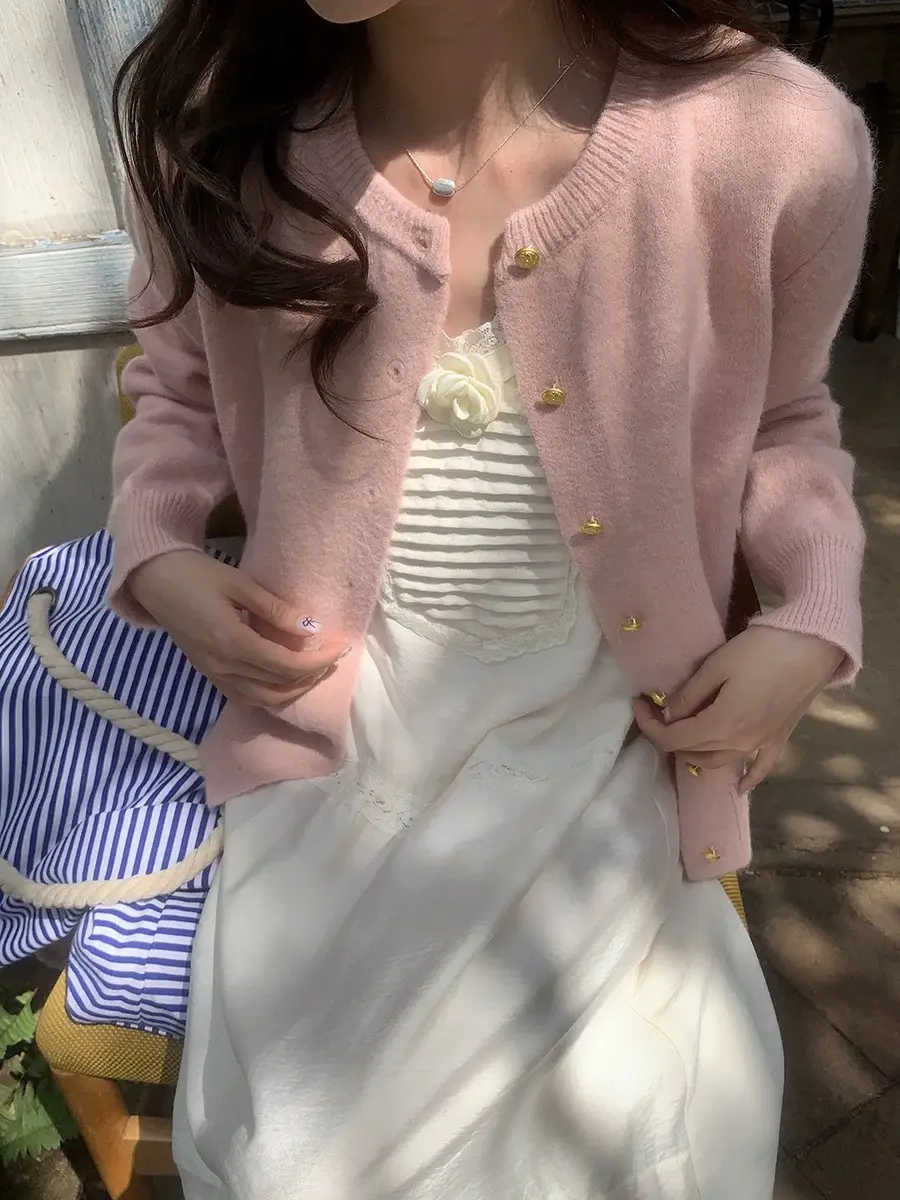 Áo cardigan len nữ dáng ngắn cúc đồng tiểu thư phong cách Hàn Quốc.