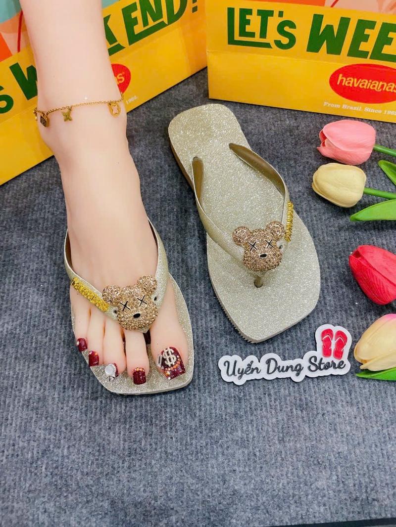 Product Introduction of Dép Nữ Vuông Si Nhũ Vàng Kèm Charm HVN 11
