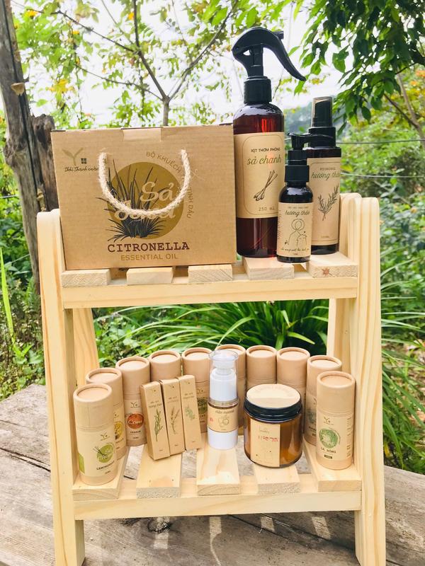 Kệ tinh dầu Nhà của Thời Thanh Xuân: Tinh dầu 10ml (10 loại) + Bộ khuếch tán Sả java 50ml + Dầu gió 5ml (3 loại) + Xịt hydrosol hương thảo 100ml + Nến oải hương 100gr + Dầu gội Hương thảo 50ml + Dầu Macca 20ml + Xịt thơm phòng sả chanh 250ml