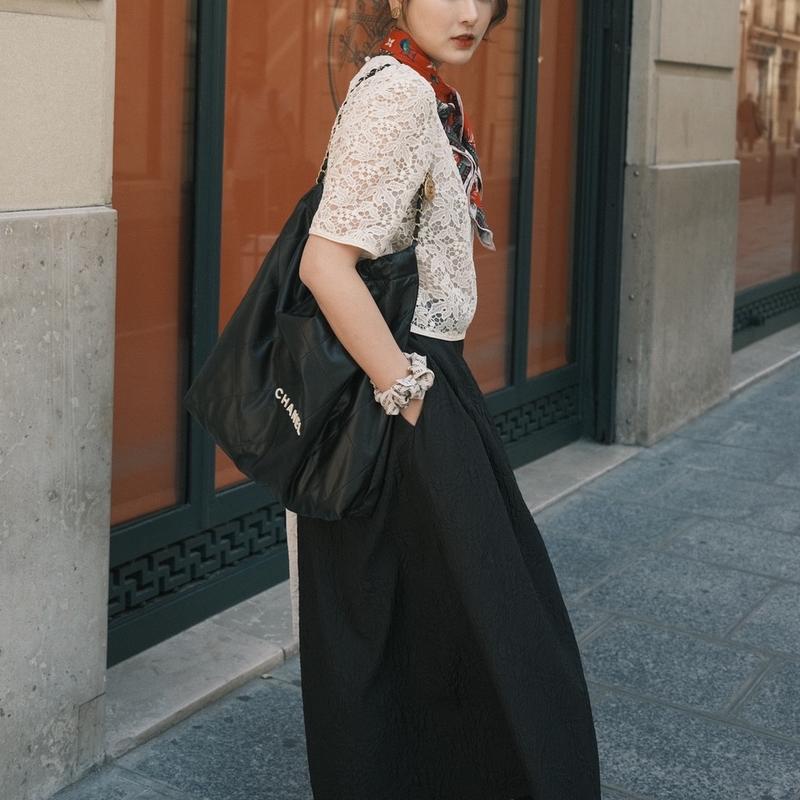 CHÂN VÁY HOA HỒNG - MAISON LEENAA, màu đen, be, trắng chất liệu tafta xốp, có đai lưng dài thắt nơ