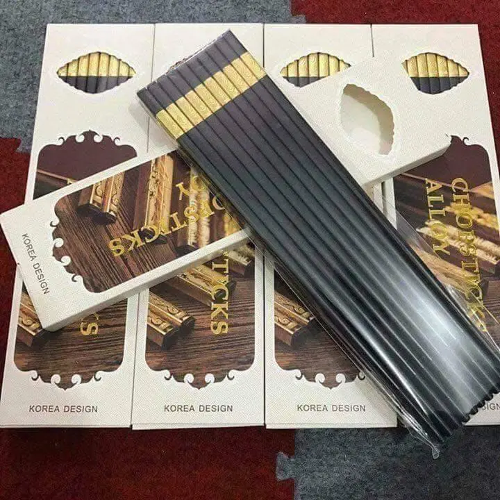 Bộ Bát Đĩa Trắng Sọc Viền Đen 21 Chi Tiết , 10 Đôi Đũa Khảm vàng Và 10 thìa sứ trắng 7