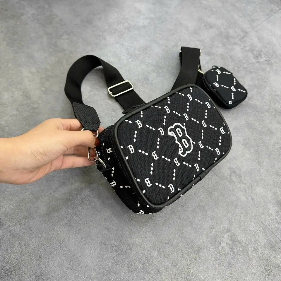 Túi Đeo Chéo Nam Nữ Whoau C Chất Liệu Vải D 900 Logo Thêu Kèm Túi Nhỏ Tiện Lợi Size 19Cm tuideo  cheonam