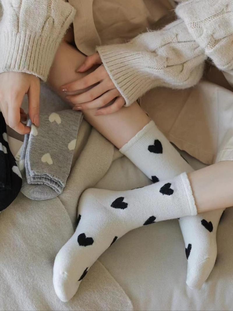 Product Introduction of Women's Heart Print Socks, Casual Soft Mid-Calf Socks, Comfy Breathable Socks for All Seasons Daily Wear 1
