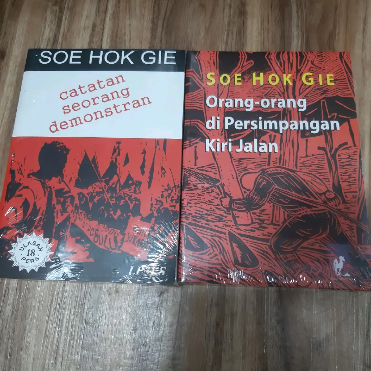 PAKET 2 BUKU SOE HOK GIE CATATAN SEORANG DEMONSTRAN ORANG ORANG DIPERSIMPANGAN KIRI JALAN