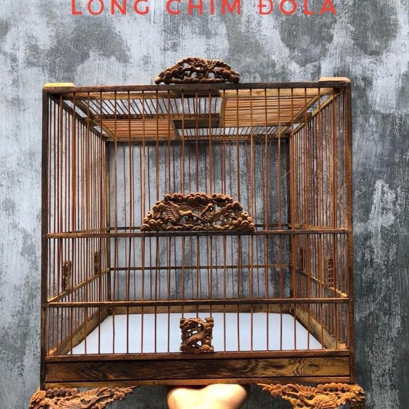 Lồng chim Đô La Huế :  Khung tự ráp gỗ muồng chạm tùng hạt, nan tre