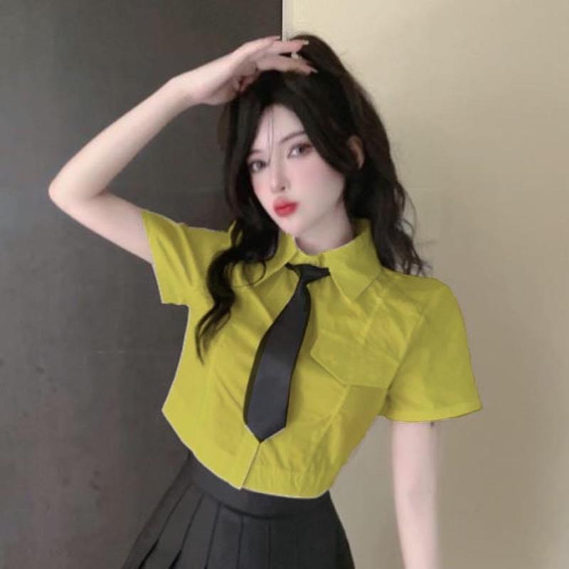 Áo sơ mi croptop tay ngắn cổ bẻ túi nắp kèm cà vạt