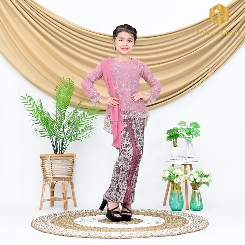 Setelan Baju Kebaya Anak Perempuan Bahan Brukat Tile Bordir Mutiara Set Rok Plisket Batik Anak Fashion 2