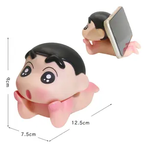 【COD】Terbaru 2026 Dudukan Ponsel Boneka Lucu dengan Posisi Berbaring, Dudukan Ponsel Crayon Shin-chan, Dekorasi Meja Mobil